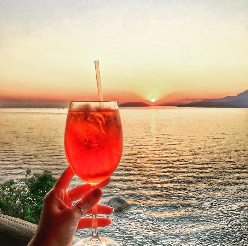 Bens comidaria, bar e restaurante com vista para o mar em Ilhabela